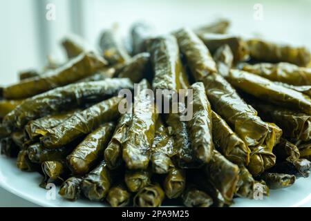 Traditionell köstliche türkische Speisen, gefüllte Blätter, traditionelles türkisches Gericht aus Reis, in Traubenblätter verpackt. Hochwertiges Foto Stockfoto