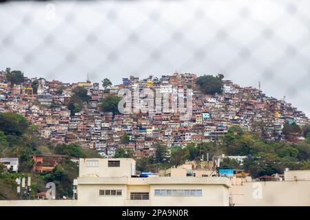 Blick von Rocinha Favela in Rio de Janeiro, Brasilien - 07. November 2022: Rocinha Favela aus dem Viertel Gavea in Rio de Janeiro. Stockfoto