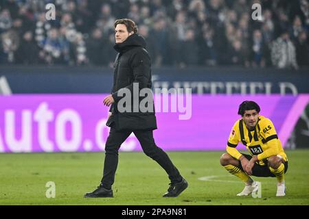 Gelsenkirchen, Deutschland. 11. März 2023. Fußball: Bundesliga, FC Schalke 04 - Borussia Dortmund, Spieltag 24, Veltins Arena. Dortmunds Cheftrainer Edin Terzic geht nach dem Spiel über das Spielfeld neben Dortmunds Mahmoud Dahoud. Kredit: Bernd Thissen/dpa/Alamy Live News Stockfoto