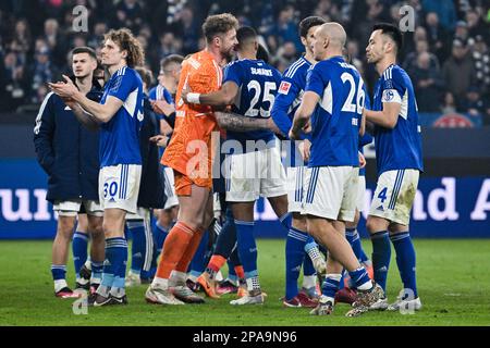 Gelsenkirchen, Deutschland. 11. März 2023. Fußball: Bundesliga, FC Schalke 04 - Borussia Dortmund, Spieltag 24, Veltins Arena. Schalkes Spieler jubeln nach dem Spiel. Kredit: Bernd Thissen/dpa/Alamy Live News Stockfoto