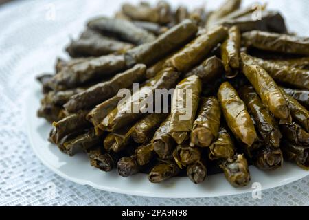 Traditionell köstliche türkische Speisen, gefüllte Blätter, traditionelles türkisches Gericht aus Reis, in Traubenblätter verpackt. Hochwertiges Foto Stockfoto