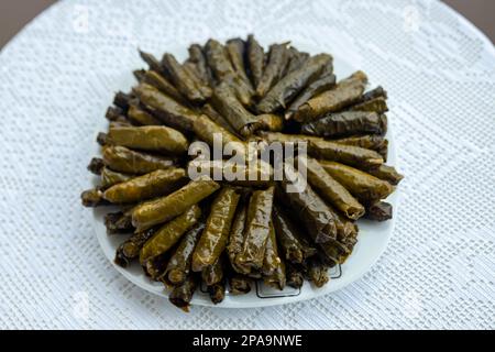 Traditionell köstliche türkische Speisen, gefüllte Blätter, traditionelles türkisches Gericht aus Reis, in Traubenblätter verpackt. Hochwertiges Foto Stockfoto