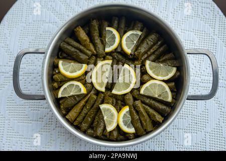 Traditionell köstliche türkische Speisen, gefüllte Blätter, traditionelles türkisches Gericht aus Reis, in Traubenblätter verpackt. Hochwertiges Foto Stockfoto