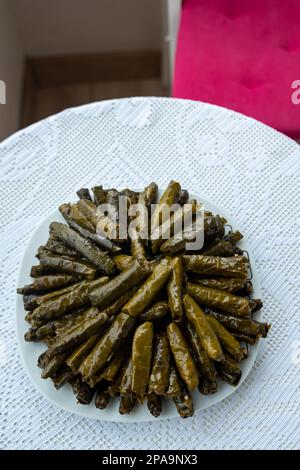 Traditionell köstliche türkische Speisen, gefüllte Blätter, traditionelles türkisches Gericht aus Reis, in Traubenblätter verpackt. Hochwertiges Foto Stockfoto