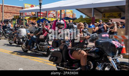 Daytona Beach, Florida, USA. 11. März 2023. Samstag, 2023. März, Daytona Beach, FL: Motorradfahrer aus ganz Amerika kommen am Daytona Beach zum jährlichen Daytona Bike Week Festival zusammen. Das 10-tägige Straßenfestival umfasst Konzerte, Partys und Rennen und ist eine der größten Zusammenkünfte von Motorradfahrern und Enthusiasten in den USA. (Kreditbild: © Dominic Gwinn/ZUMA Press Wire) NUR REDAKTIONELLE VERWENDUNG! Nicht für den kommerziellen GEBRAUCH! Stockfoto