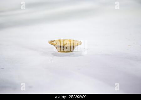 Tonplatte auf weißem Boden während einer Veranstaltung in Rio de Janeiro Brasilien. Stockfoto