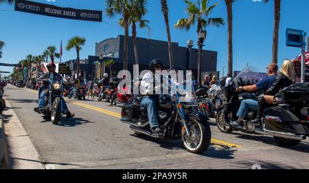 Daytona Beach, Florida, USA. 11. März 2023. Samstag, 2023. März, Daytona Beach, FL: Motorradfahrer aus ganz Amerika kommen am Daytona Beach zum jährlichen Daytona Bike Week Festival zusammen. Das 10-tägige Straßenfestival umfasst Konzerte, Partys und Rennen und ist eine der größten Zusammenkünfte von Motorradfahrern und Enthusiasten in den USA. (Kreditbild: © Dominic Gwinn/ZUMA Press Wire) NUR REDAKTIONELLE VERWENDUNG! Nicht für den kommerziellen GEBRAUCH! Stockfoto