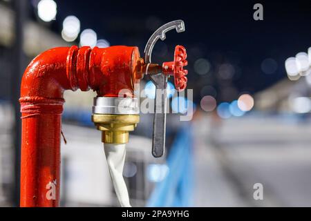 Roter Hydrant mit weißem Schlauch in Rio de Janeiro, Brasilien Stockfoto