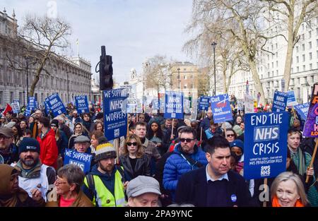 London, Großbritannien. 11. März 2023 Demonstranten außerhalb der Downing Street. Tausende von Menschen marschierten durch Central London, um den NHS und die NHS-Arbeiter zu unterstützen und gegen die Privatisierung des NHS zu protestieren. Stockfoto