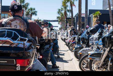 Daytona Beach, Florida, USA. 11. März 2023. Samstag, 2023. März, Daytona Beach, FL: Motorradfahrer aus ganz Amerika kommen am Daytona Beach zum jährlichen Daytona Bike Week Festival zusammen. Das 10-tägige Straßenfestival umfasst Konzerte, Partys und Rennen und ist eine der größten Zusammenkünfte von Motorradfahrern und Enthusiasten in den USA. (Kreditbild: © Dominic Gwinn/ZUMA Press Wire) NUR REDAKTIONELLE VERWENDUNG! Nicht für den kommerziellen GEBRAUCH! Stockfoto