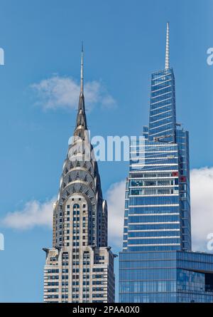 Das Chrysler Building teilt sich den Himmel mit dem neuen Nachbarn One Vanderbilt. Stockfoto