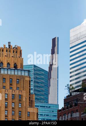 NYC Midtown: Der dünnste Wolkenkratzer der Welt, 111 West 57. Street, auch bekannt als Steinway Tower, ist eine Nadel aus Glas und Terrakotta inmitten der "fetten" Nachbarn. Stockfoto