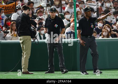 Tokio, Japan. 11. März 2023. Schiedsrichter Baseball : 2023 World Baseball Classic First Round Pool B Spiel zwischen Tschechien und Japan im Tokyo Dome in Tokio, Japan . Kredit: CTK Photo/AFLO/Alamy Live News Stockfoto