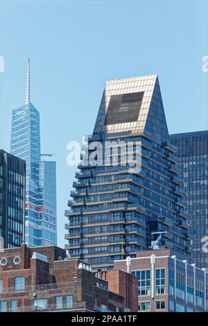 NYC Midtown: 100 United Nations Plaza hat eine keilförmige Krone, die von Balkonen umgeben ist, die sich fast bis zur Straßenebene hinunter bewegen. Stockfoto