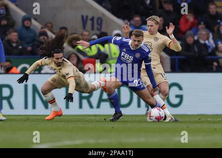 Die Kiernan Dewsbury-Hall von Leicester City wird während der zweiten Hälfte des Premier League-Spiels zwischen Leicester City und Chelsea im King Power Stadium, Leicester, am Samstag, den 11. März 2023, von Chelsea's Mykhaylo Mudryk herausgefordert. (Foto: John Cripps | MI News) Guthaben: MI News & Sport /Alamy Live News Stockfoto