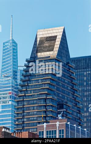 NYC Midtown: 100 United Nations Plaza hat eine keilförmige Krone, die von Balkonen umgeben ist, die sich fast bis zur Straßenebene hinunter bewegen. Stockfoto