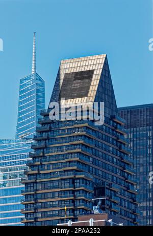 NYC Midtown: 100 United Nations Plaza hat eine keilförmige Krone, die von Balkonen umgeben ist, die sich fast bis zur Straßenebene hinunter bewegen. Stockfoto