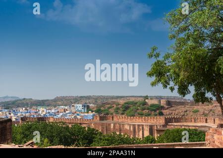 Wunderschöner Blick von oben auf die Stadt Jodhpur von der Festung Mehrangarh, Rajasthan, Indien. Jodhpur wird Blaue Stadt genannt, seit Hindu Brahmis dort Lord Shiva verehren. Stockfoto