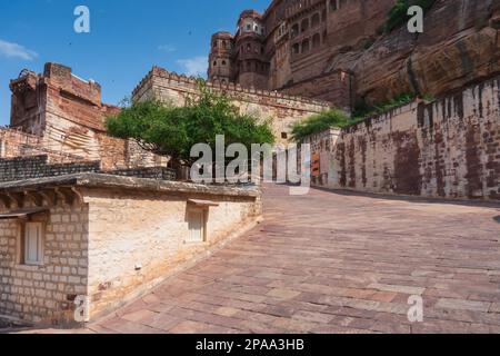 Mehrangarh Fort, Jodhpur, Rajasthan, Indien. Blick auf den Eingang des berühmten Forts. Antike Architektur der Rajput-Ära. Fort ist ein UNESCO-Weltkulturerbe. Stockfoto