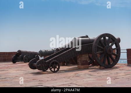 Berühmte Kilkila-Kanonen auf dem Gipfel der Festung Mehrangarh. Mit Blick auf die Stadt Jodhpur zur Proktektion seit der Antike. Beliebte große Kanone mit langem Fass Stockfoto