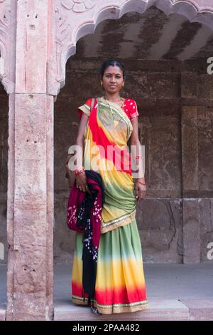 Jodhpur, Rajasthan, Indien - 19. Oktober 2019 : schöne Rajasthani-Frau mittleren Alters, die im Mehr in traditionellen, bunten rajasthani-Kleidern posiert Stockfoto