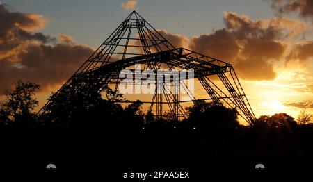 Die leere Pyramide in Worthy Farm, Pilton, Veranstaltungsort des Glastonbury Festivals, bei Sonnenuntergang am frühen Abend Stockfoto