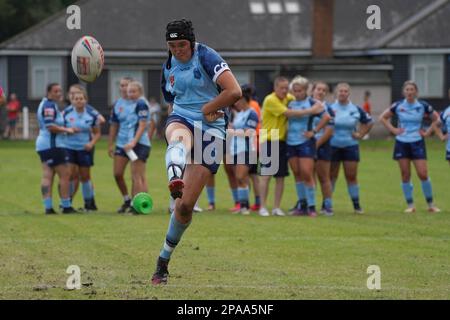 Charlie Mundy von Cardiff Demans und Wales beginnt die efinale Conversion, beobachtet von ihren Teamkollegen. 27. August 2022. Pandy Park, Crosskeys Wales. Cr Stockfoto