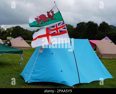 Ein Zelt mit walisischen und königlichen Navy-Flaggen in Worthy Farm, Pilton, Veranstaltungsort des Glastonbury Festivals. Auf würdigen Weiden 2021 Stockfoto