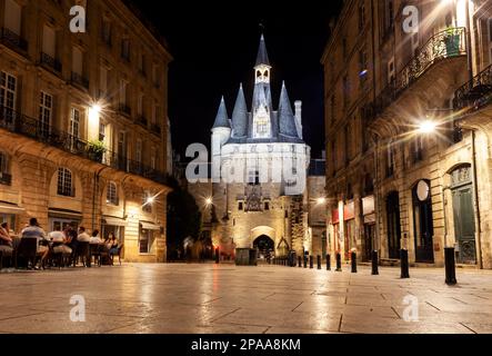 Nachtblick auf Porte Cailhau oder Porte du Palais. Das ehemalige Stadttor der Stadt Bordeaux in Frankreich. Eine der wichtigsten Touristenattraktionen von t Stockfoto