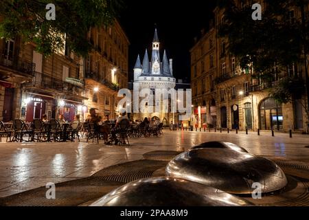 Nachtblick auf Porte Cailhau oder Porte du Palais. Das ehemalige Stadttor der Stadt Bordeaux in Frankreich. Eine der wichtigsten Touristenattraktionen von t Stockfoto