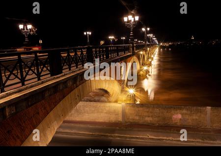 Nachtblick auf die Pont de Pierre in Bordeaux, Frankreich Stockfoto