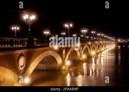 Nachtblick auf die Pont de Pierre in Bordeaux, Frankreich Stockfoto