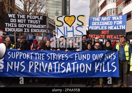 London, Großbritannien. 11. März 2023. Demonstranten halten während der Kundgebung ein Banner. Tausende marschierten im Rahmen der „SOS NHS National Rally“ gegen Privatisierung und zur Unterstützung der NHS-Arbeiter durch das Zentrum Londons. Demonstranten fordern eine Gehaltserhöhung für das Gesundheitspersonal und eine angemessene Finanzierung des NHS. (Kreditbild: © Thomas Krych/ZUMA Press Wire) NUR REDAKTIONELLE VERWENDUNG! Nicht für den kommerziellen GEBRAUCH! Stockfoto