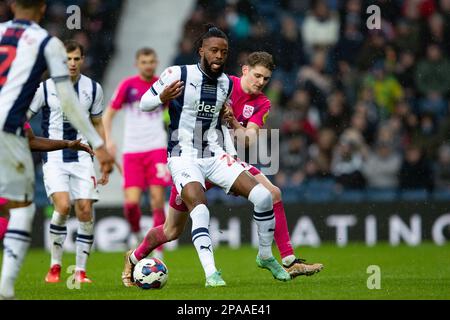 Nathaniel Chalobah von West Bromwich und Jack Rudoni von Huddersfield während des Sky Bet Championship Spiels zwischen West Bromwich Albion und Huddersfield Town im Hawthorns, West Bromwich am Samstag, den 11. März 2023. (Foto: Gustavo Pantano | MI News) Guthaben: MI News & Sport /Alamy Live News Stockfoto