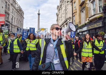 London, Großbritannien. 11. März 2023. Während der Demonstration in Whitehall singt ein Demonstrant Slogans durch ein Megafon. Tausende von Menschen marschierten durch das Zentrum von London, um den NHS (National Health Service) und NHS-Arbeiter zu unterstützen und gegen die Privatisierung des NHS zu protestieren. Kredit: SOPA Images Limited/Alamy Live News Stockfoto