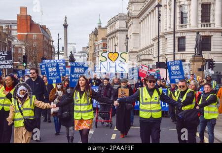 London, Großbritannien. 11. März 2023. Demonstranten halten während der Demonstration in Whitehall Plakate zur Unterstützung des NHS. Tausende von Menschen marschierten durch das Zentrum von London, um den NHS (National Health Service) und NHS-Arbeiter zu unterstützen und gegen die Privatisierung des NHS zu protestieren. Kredit: SOPA Images Limited/Alamy Live News Stockfoto