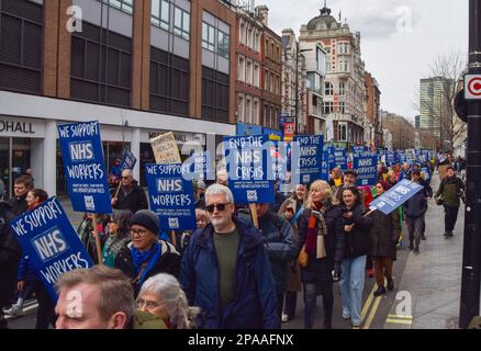 London, Großbritannien. 11. März 2023. Demonstranten halten während der Demonstration in der Tottenham Court Road Plakate zur Unterstützung des NHS. Tausende von Menschen marschierten durch das Zentrum von London, um den NHS (National Health Service) und NHS-Arbeiter zu unterstützen und gegen die Privatisierung des NHS zu protestieren. Kredit: SOPA Images Limited/Alamy Live News Stockfoto