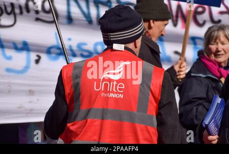 London, Großbritannien. 11. März 2023. Ein Gewerkschaftsmitglied nimmt an der Demonstration in der Tottenham Court Road Teil. Tausende von Menschen marschierten durch das Zentrum von London, um den NHS (National Health Service) und NHS-Arbeiter zu unterstützen und gegen die Privatisierung des NHS zu protestieren. Kredit: SOPA Images Limited/Alamy Live News Stockfoto