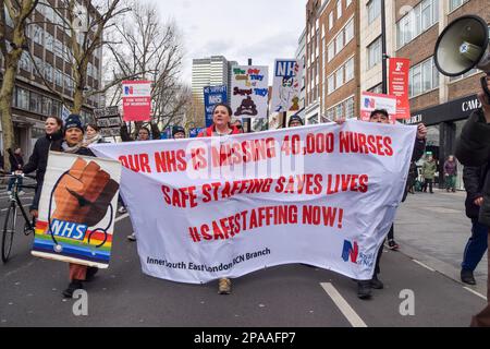 London, Großbritannien. 11. März 2023. Demonstranten halten ein Banner, auf dem steht, dass der NHS während der Demonstration in der Tottenham Court Road 40.000 Krankenschwestern vermisst. Tausende von Menschen marschierten durch das Zentrum von London, um den NHS (National Health Service) und NHS-Arbeiter zu unterstützen und gegen die Privatisierung des NHS zu protestieren. Kredit: SOPA Images Limited/Alamy Live News Stockfoto