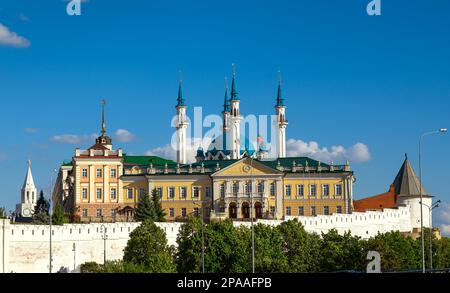 Cannon Yard Gebäude im Kasan Kreml im Sommer, Tatarstan, Russland. Landschaft mit alter weißer Festung und Moschee am Himmel, Wahrzeichen von Kasan. Th Stockfoto