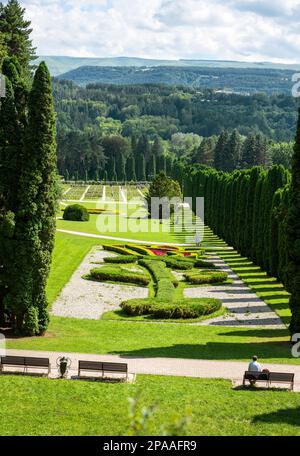 Resort Park Valley of Roses im Sommer, Kislowodsk, Russland. Landschaft eines touristischen Ortes, vertikaler Blick auf wunderschönen grünen Landschaftsgarten. Thema von Stockfoto