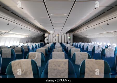 Während des Fluges – September 22 2018: Reihe leerer Sitzplätze in einer Boeing 777-200 von Turkmenistan Airlines. Stockfoto