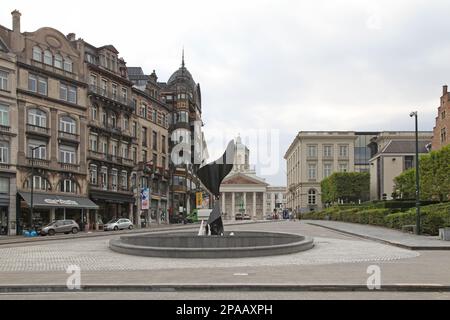 Brüssel, Belgien - August 26 2017: Der Brunnen Het Wervelend oor (Französisch: L'Oraneille Tourbillonante) mit hinter dem Saint Jacques-sur-Coudenberg Chu Stockfoto