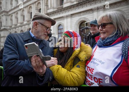 London, Großbritannien. 11. März 2023. Jeremy Corbyn, Mitglied des Parlaments von Islington North und ehemaliger Führer der Labour Party, wird während der Demonstration gesehen, wie er mit seinen Anhängern spricht und Selfies macht. SOS NHS-Kampagnengruppe und andere Gewerkschaften organisierten einen marsch vom University College London Hospital nach Downing Street, um Soforthilfe für den National Health Service (NHS) von der britischen Regierung zu fordern, um Dienstleistungen und Personal zu unterstützen und nicht, um den Gesundheitssektor vor dem Frühling des Kanzlers zu privatisieren Haushaltsplan vom 15. März 2023. Kredit: SOPA Images Limited/Alamy Live News Stockfoto