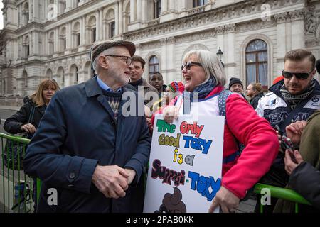 London, Großbritannien. 11. März 2023. Jeremy Corbyn, Mitglied des Parlaments von Islington North und ehemaliger Führer der Labour Party, wird während der Demonstration mit einem Gesundheitspersonal gesprochen. SOS NHS-Kampagnengruppe und andere Gewerkschaften organisierten einen marsch vom University College London Hospital nach Downing Street, um Soforthilfe für den National Health Service (NHS) von der britischen Regierung zu fordern, um Dienstleistungen und Personal zu unterstützen und nicht, um den Gesundheitssektor vor dem Frühling des Kanzlers zu privatisieren Haushaltsplan vom 15. März 2023. Kredit: SOPA Images Limited/Alamy Live News Stockfoto