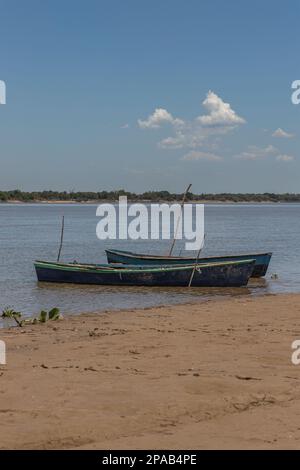 Zwei Kanus am Flussufer. Stockfoto