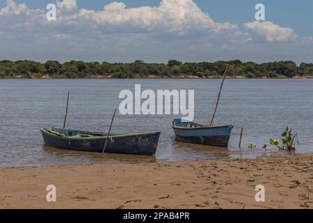 Zwei Kanus am Flussufer. Stockfoto