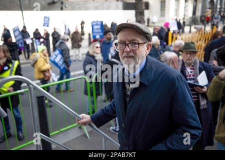 London, Großbritannien. 11. März 2023. Jeremy Corbyn, Abgeordneter von Islington North und ehemaliger Führer der Labour Party, wird während der Demonstration auf die Bühne gehen sehen. SOS NHS-Kampagnengruppe und andere Gewerkschaften organisierten einen marsch vom University College London Hospital nach Downing Street, um Soforthilfe für den National Health Service (NHS) von der britischen Regierung zu fordern, um Dienstleistungen und Personal zu unterstützen und nicht, um den Gesundheitssektor vor dem Frühling des Kanzlers zu privatisieren Haushaltsplan vom 15. März 2023. (Foto: Hesther Ng/SOPA Images/Sipa USA) Guthaben: SIPA USA/Alamy Live News Stockfoto