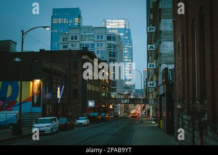 Parkplatzschild und Straßenszene, Nashville, Tennessee Stockfoto