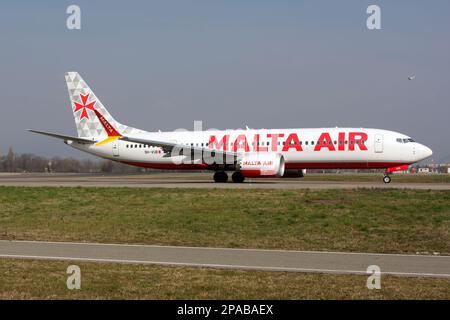 Bergamo, Italien. 4. März 2023. Eine Malta Air Boeing 737-8-200 MAX Rollbahn am Flughafen Bergamo Orio al Serio in Mailand. Malta Air ist eine Billigfluggesellschaft, die von Malta aus operiert. Es handelt sich um ein Gemeinschaftsunternehmen zwischen Ryanair und der Regierung Maltas. Malta Air betreibt nun die meisten Ryanair-Strecken vom/zum Flughafen Mailand Bergamo (Kreditbild: © Fabrizio Gandolfo/SOPA Images via ZUMA Press Wire), NUR REDAKTIONELLE VERWENDUNG! Nicht für den kommerziellen GEBRAUCH! Stockfoto